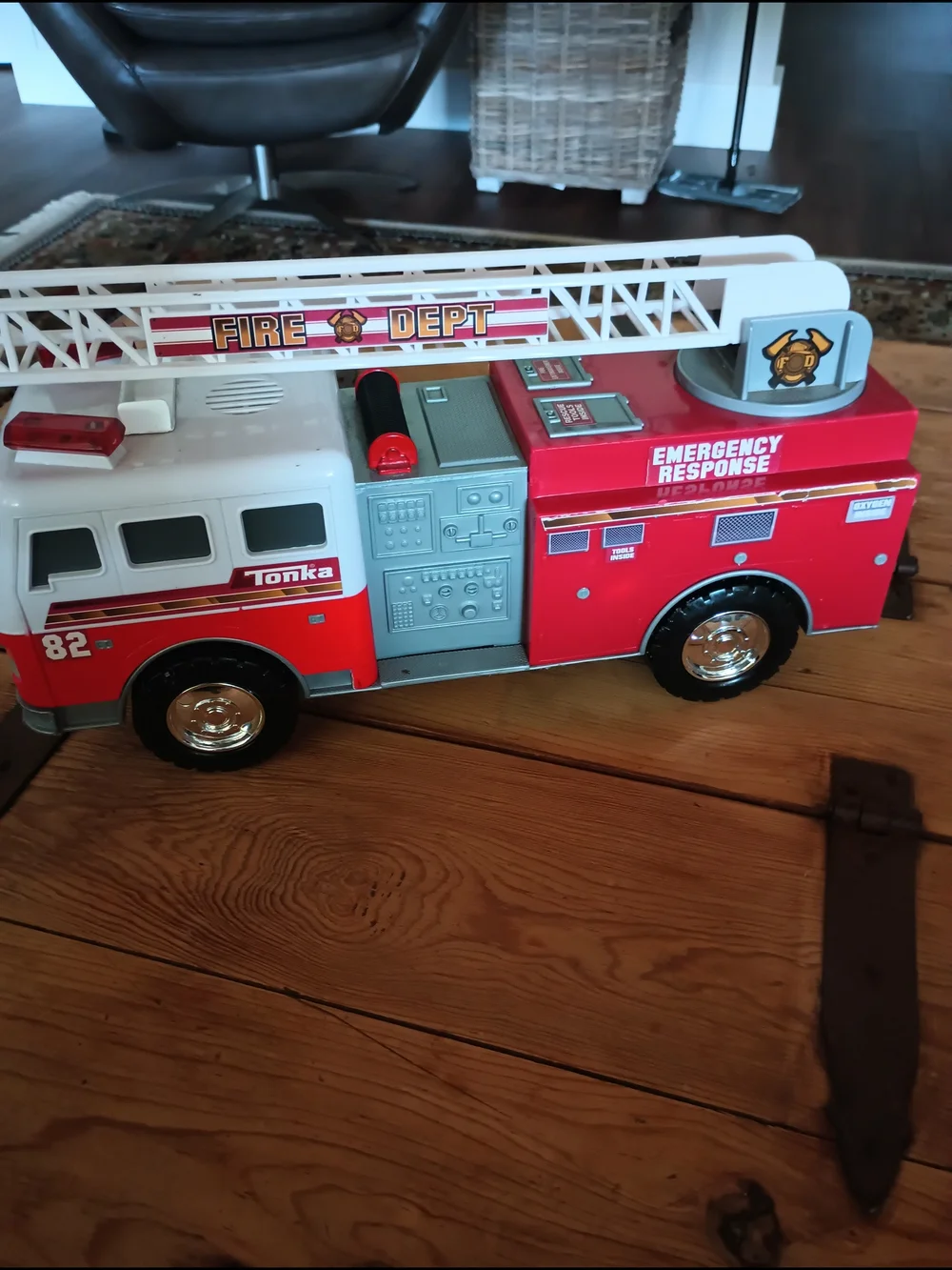 Vintage 2011 Tonka Fire Rescue #82 Motorized Ladder Lights & Sounds 16